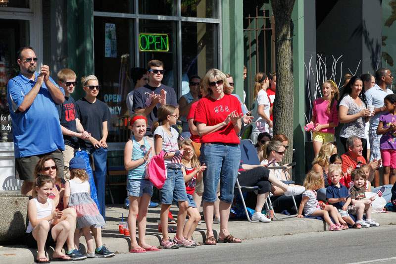 CTY-sylparade27pCrowds-along-Main-Street-applaud-as-veterans