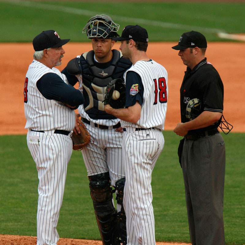 SPT-hens03poledo-pitching-coach-Al-Nipper-left-and-catcher-Luis-Ex