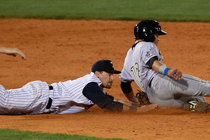 SPT-hens03pToledo-3rd-baseman-Brandon-Douglas-chases