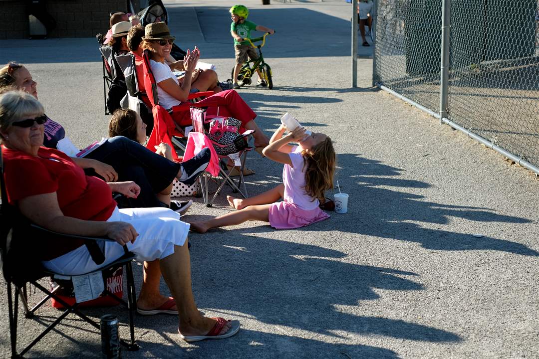 Webpbg-baseball07Fans-watch-a-league-playoff-game-b