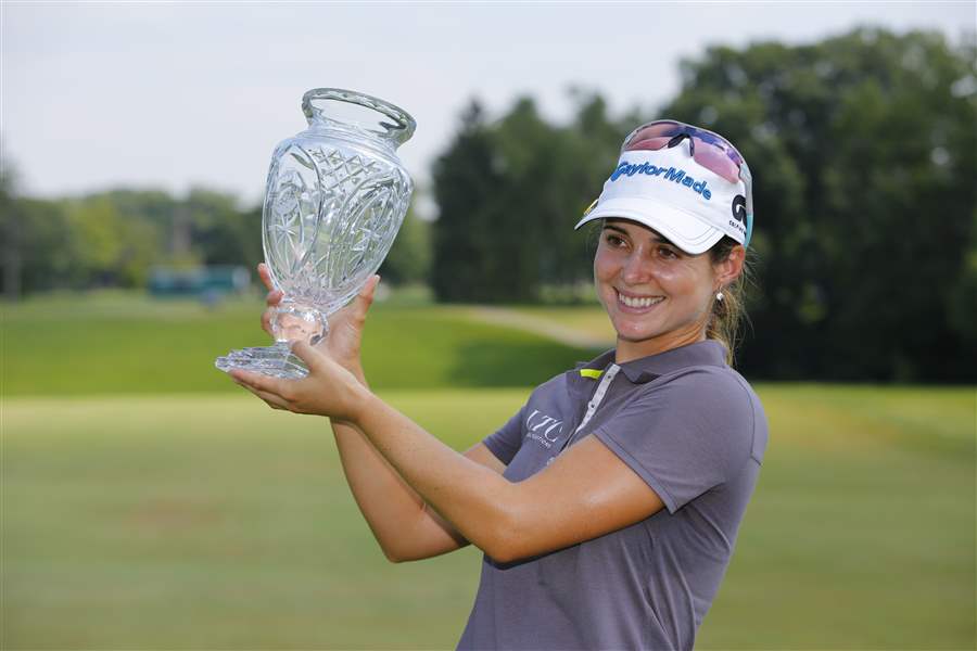 SPT-lpga22p-recari-with-trophy