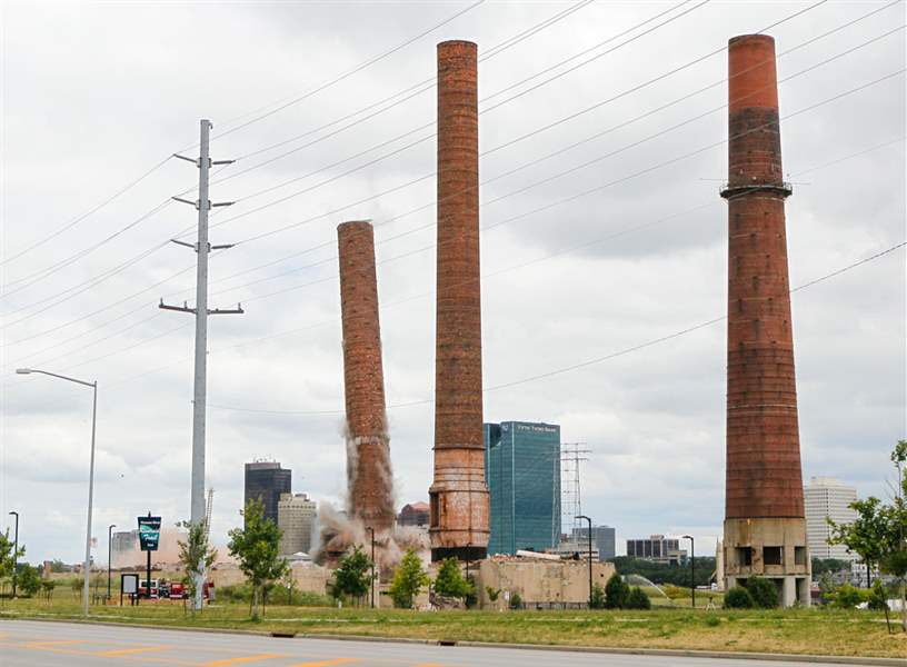 CTY-implosion17pThe-view-from-the-base-as-the-first-of-two-smokestacks-is-imploded