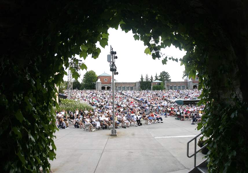 MAG-stars01PThe-Toledo-Zoo-amphitheater-is-pack