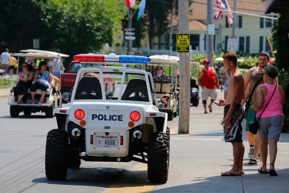 CTY-PIB25A-Put-in-Bay-police-officer-speaks-with-a-tourist