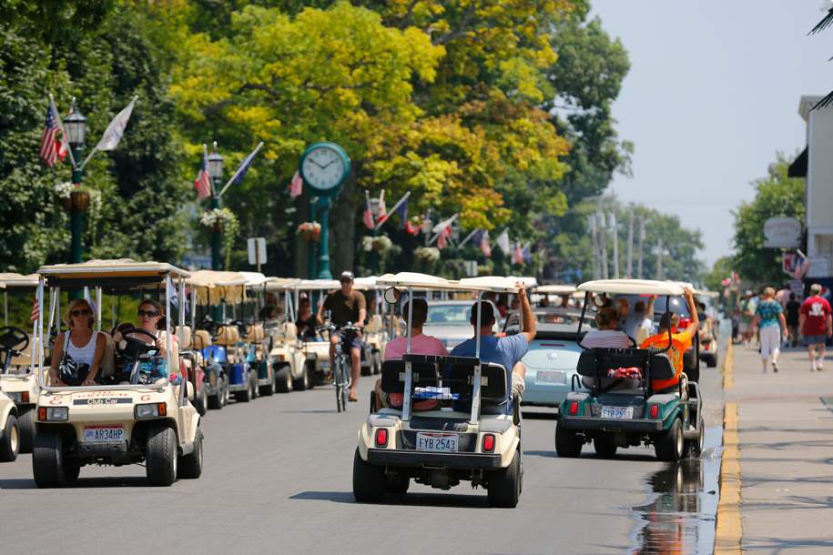 CTY-PIB25Tourists-cruise-Delaware-Avenue-at-Put-in-Bay-1