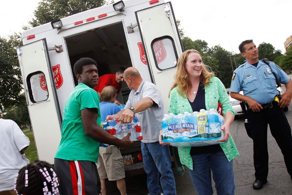 CTY-WaterCrisisVolunteers-unload-a-Salvation-A