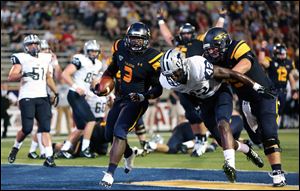 University of Toledo RB Kareem Hunt (3) scores a touchdown against New Hampshire defender Akil Anderson (42).