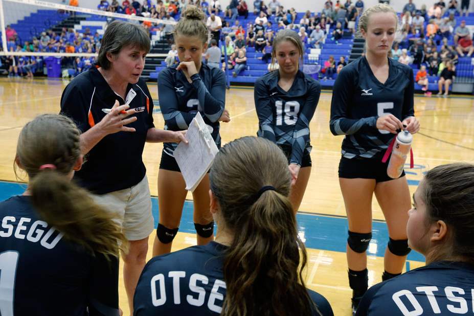 SPT-elmwoodvball03pOtsego-head-coach-Cheryl-Jones-huddles-wit