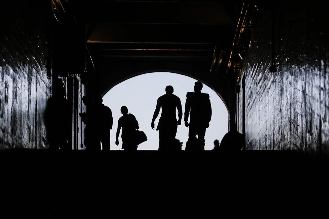 spt-umfootball-tunnel