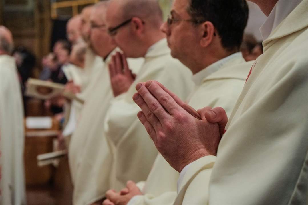 CTY-BIshop23Priests-pray-during-the-installation-ceremony