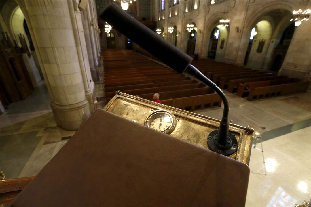 MAG-rosary24p-pulpit-view