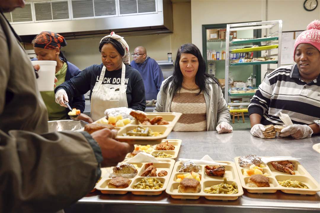 CTY-homeless14Serving-lunch-at-St-Paul-s-Communit