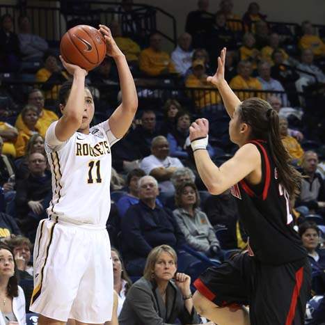 UTwbb19-bravo-harriott-3pointer