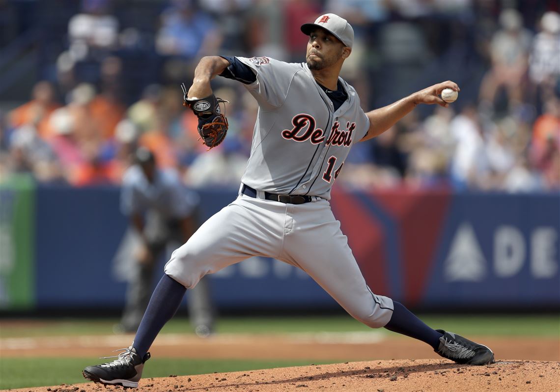 25 APRIL 2015: Detroit Tigers shortstop Jose Iglesias (1) fields a