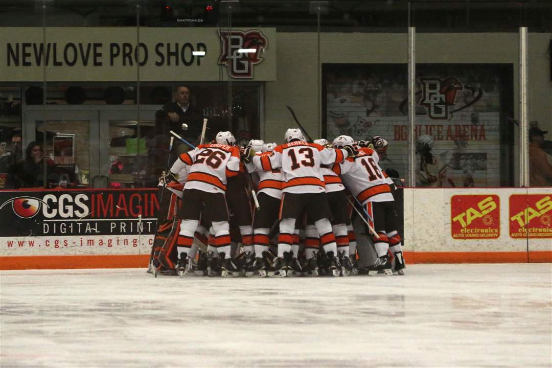 BGhockey14p-huddle-up