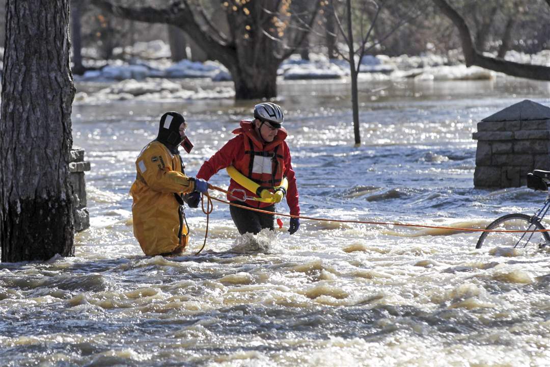 CTY-h20rescue12pAn-unidentified-man-is-rescued-by-Maum