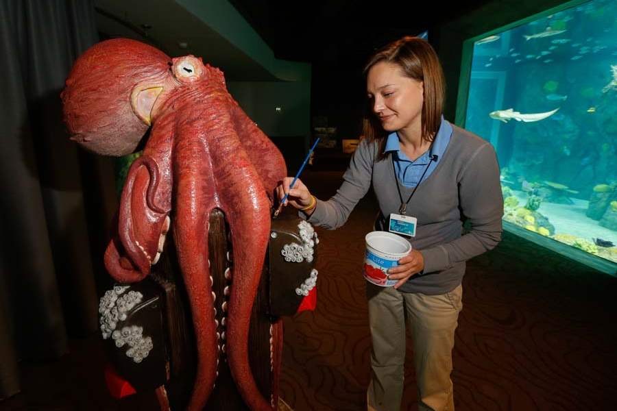 FEA-aquarium06p-sarah-harrison-octopus-sanitizer