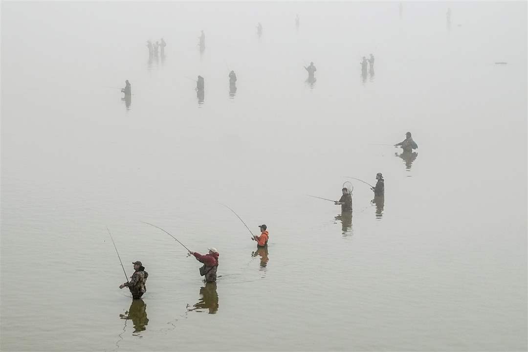 SPT-WALLEYERUNA-fog-settles-over-the-Maumee-River-a