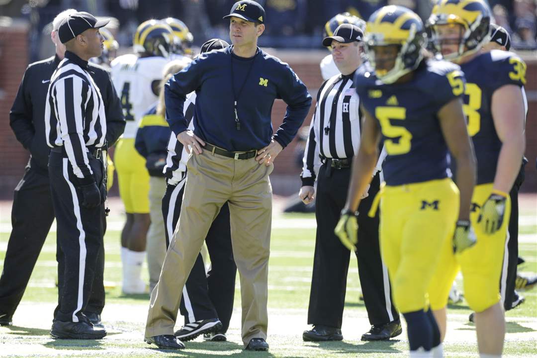 spt-michiganfbHead-coach-Jim-Harbaugh-watches-th