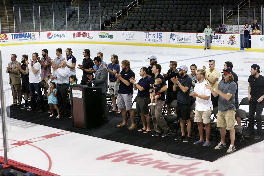 walleye29p-team-on-ice