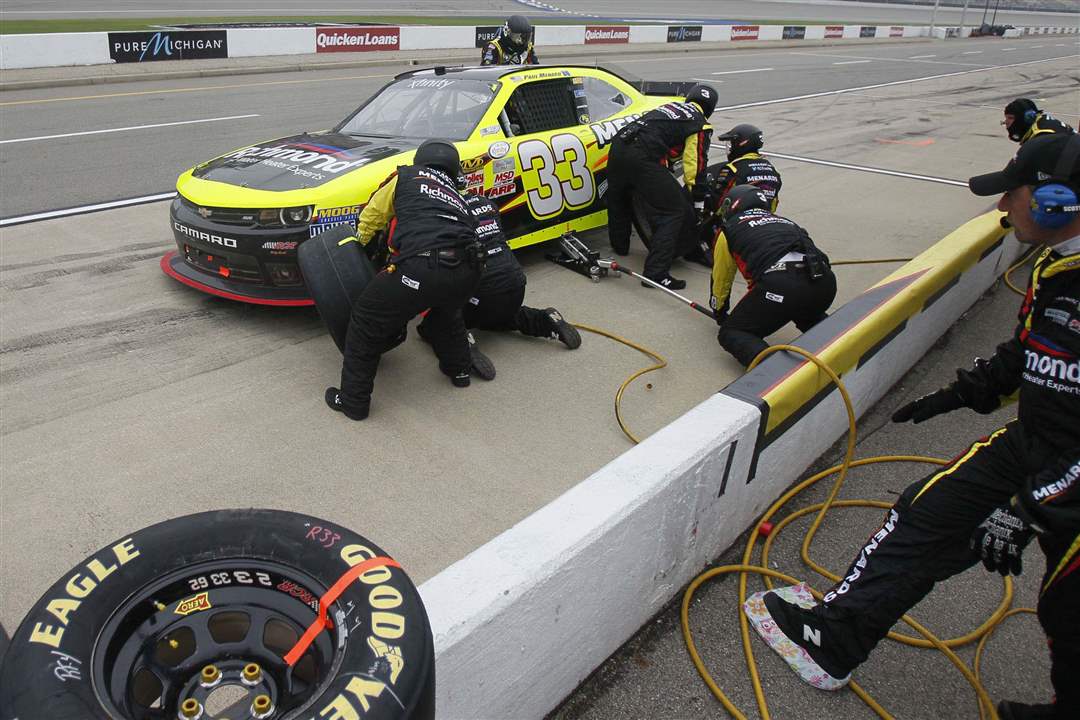 spt-nascar-tire-change