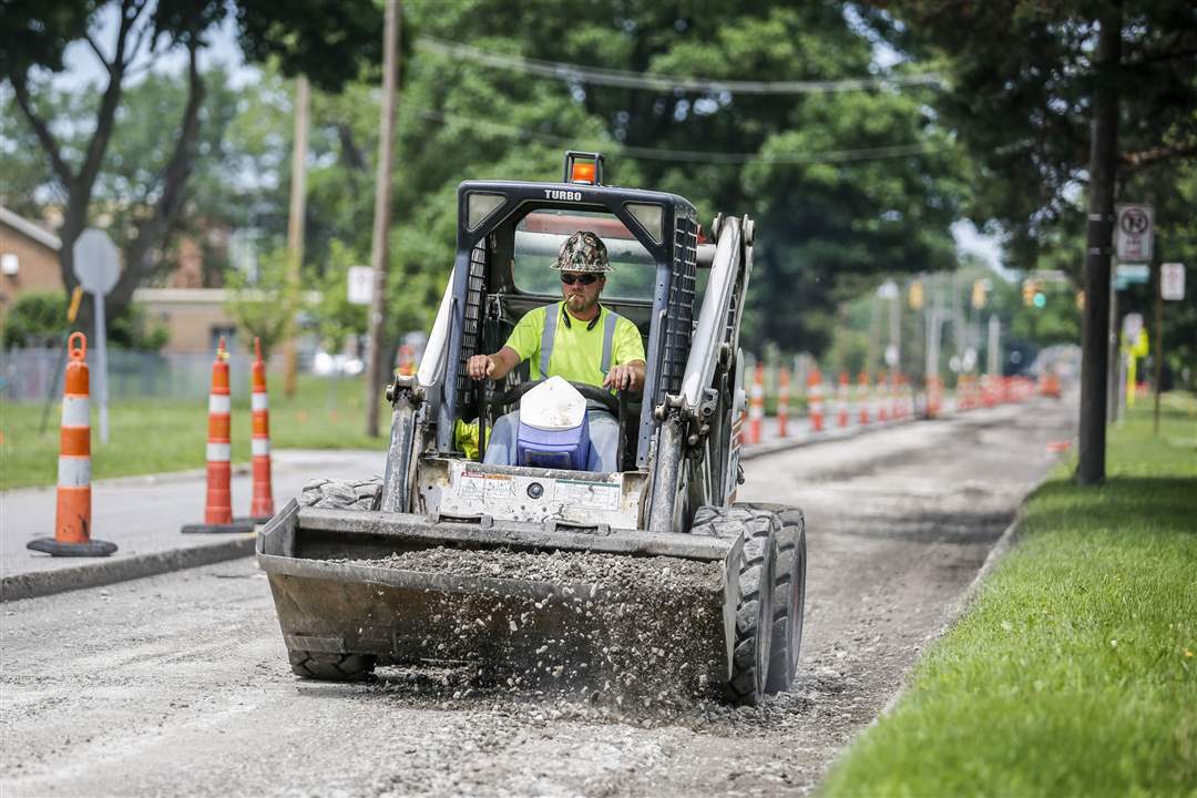 CTY-streets17pA-worker-helps-prepare-South-Detr