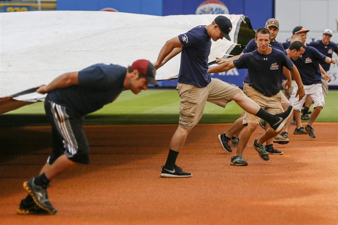 SPT-hens19pThe-grounds-crew-pulls-th