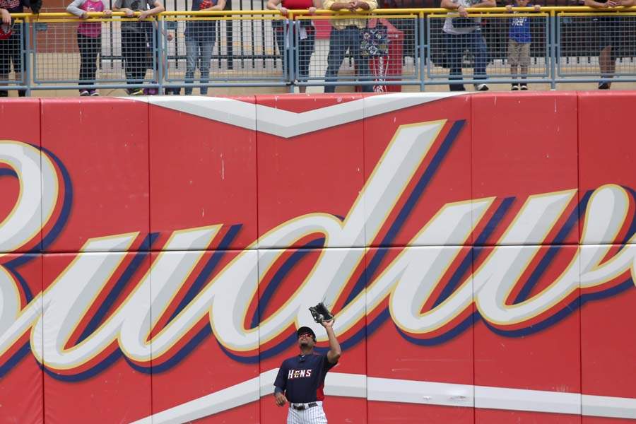 Hens02p-fields-catch-6th-inning