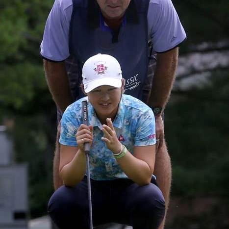 marathonclassic17p-Min-Lee-consults-with-her-caddy