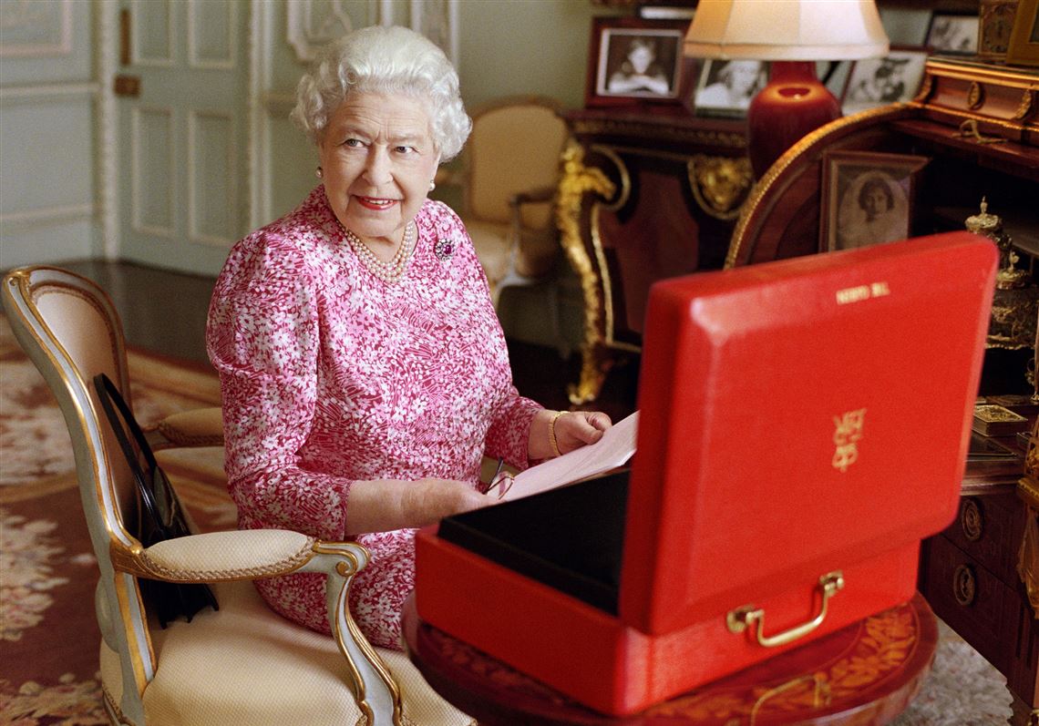 Queen Elizabeth II surpasses Queen Victoria's long reign | Toledo ...