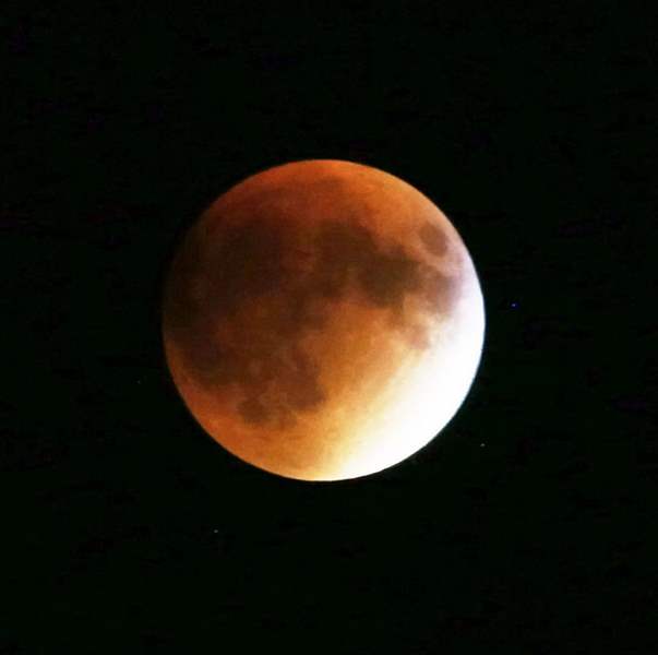 The supermoon lunar eclipse in Toledo - The Blade