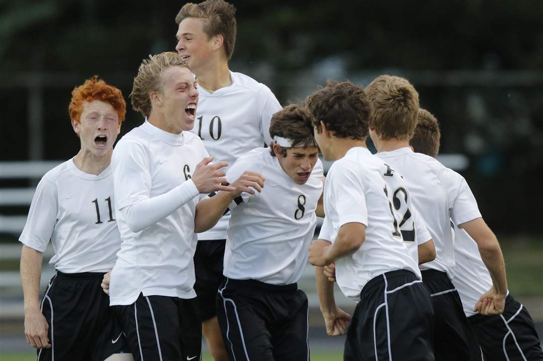 SPT-boyssoccer2pPerrysburg-High-School-soccer