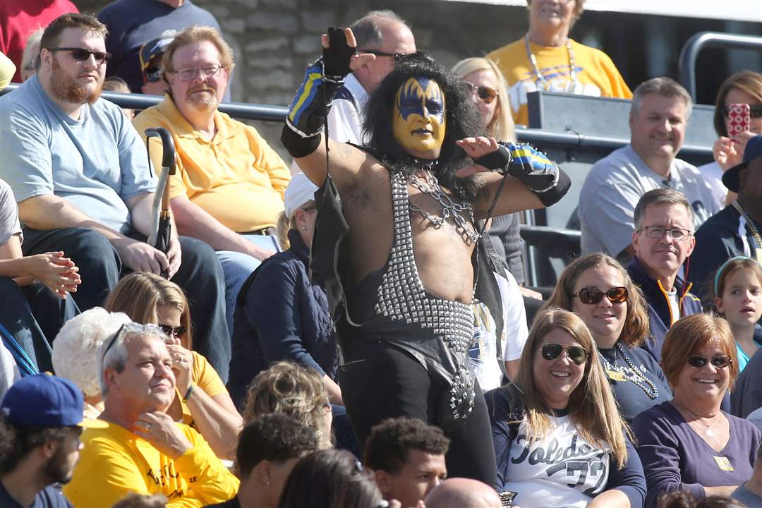 UTfb11A-Toledo-fan-takes-it-to-the