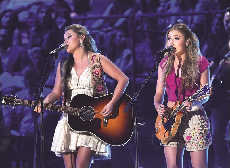 Maddie & Tae show they’re more than girls in a country song - Toledo Blade