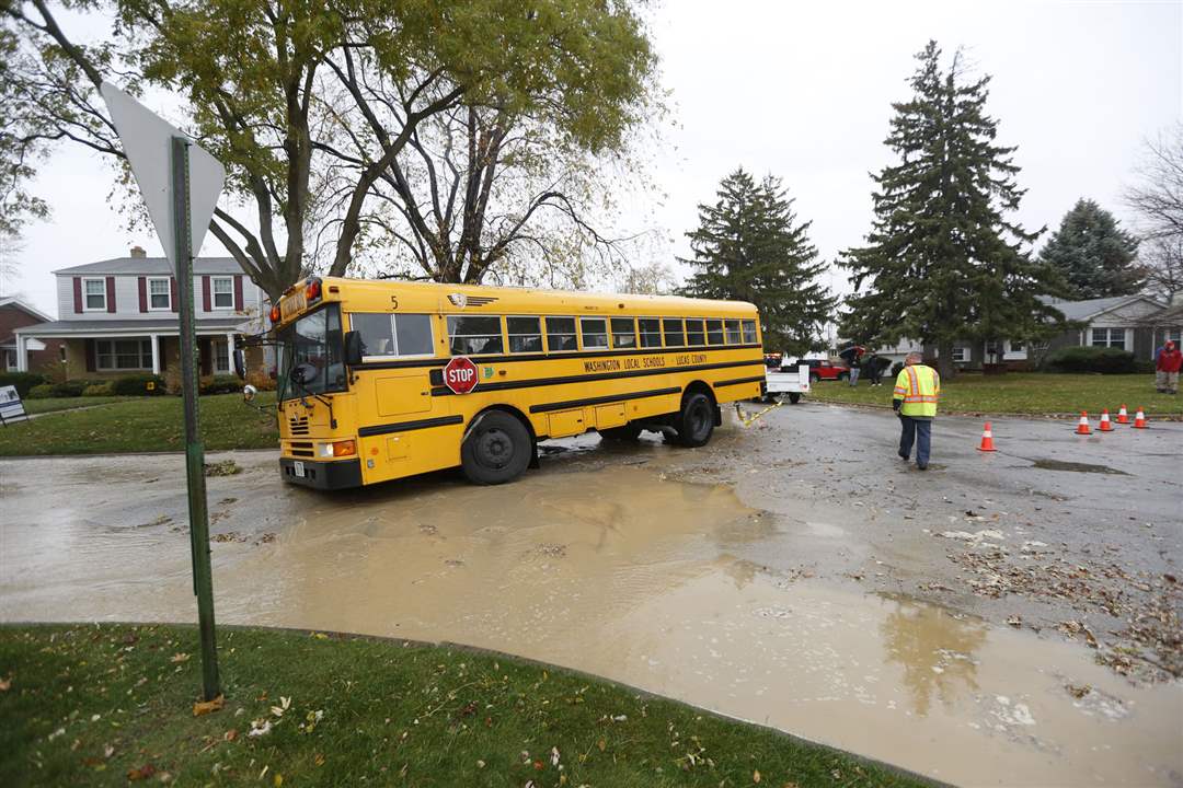 Members-of-the-Toledo-Police-DepCTY-sinkhole