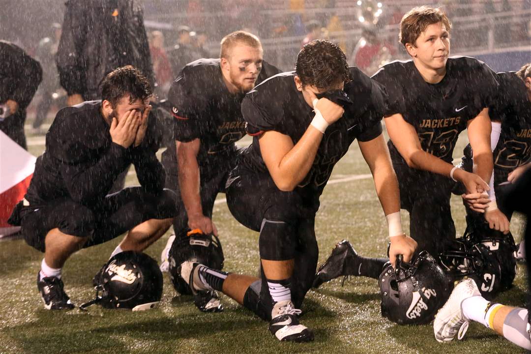 Perrysburgfball28p-knee