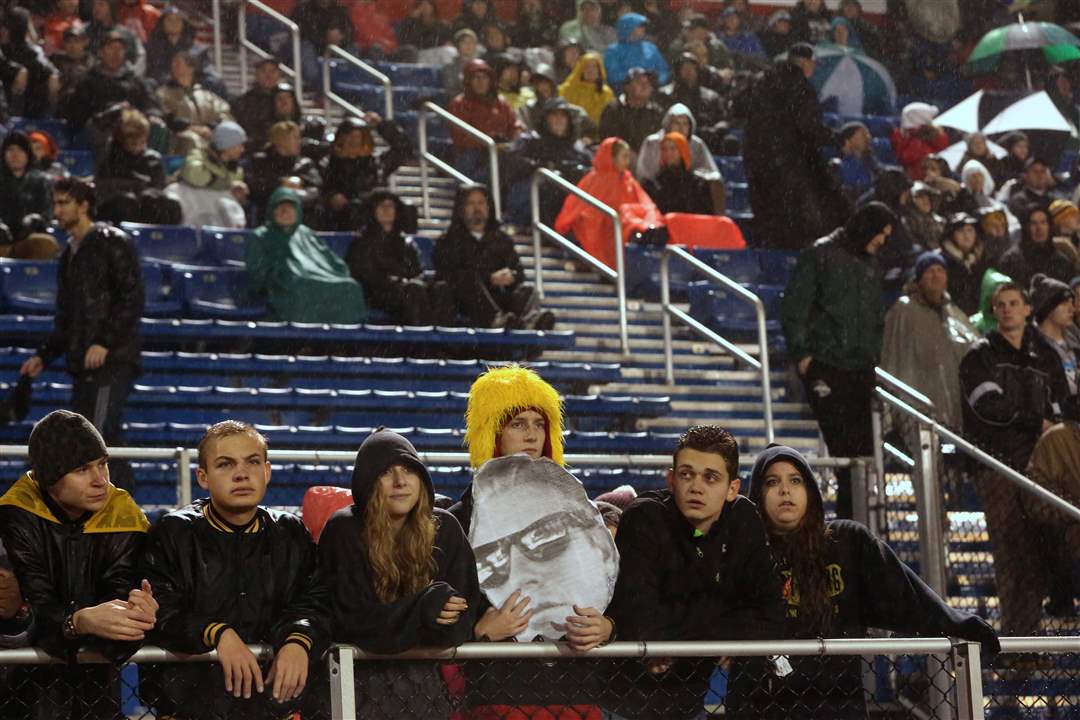 Perrysburgfball28p-students