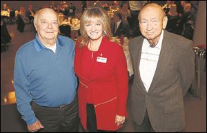 Banquet chairman Tracey Edwards, center, with union supporters Oscar Bunch, left, and Dean Chase at the Toledo Newsboys event.