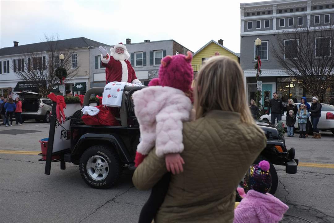 CTY-parade07-Santa-wave