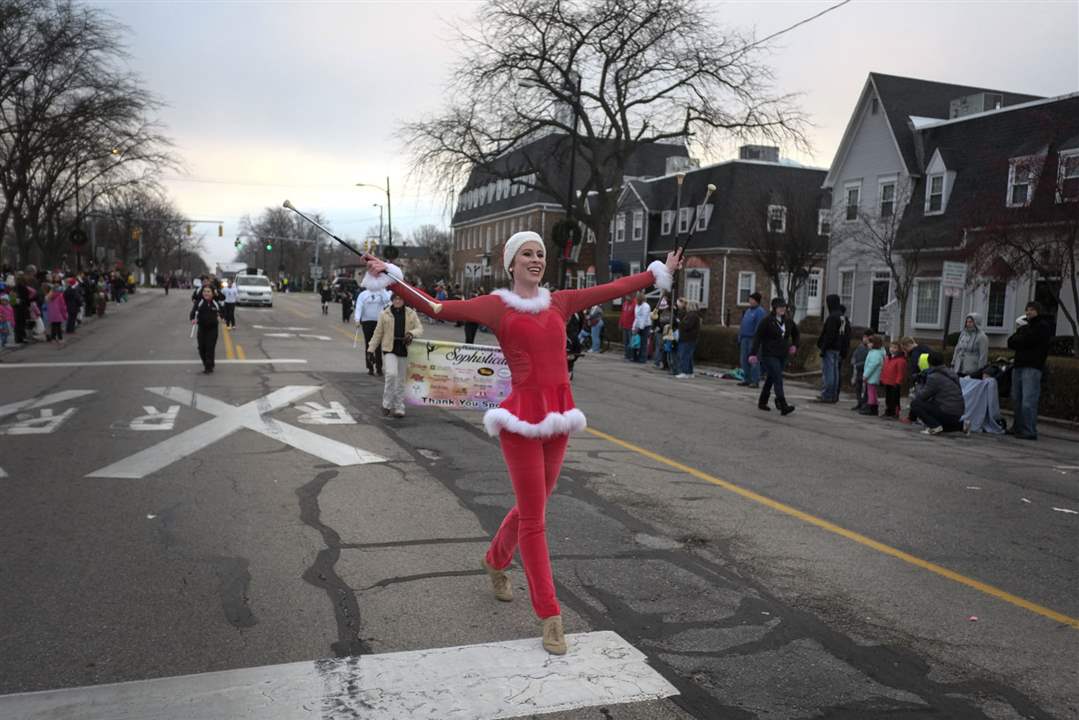 CTY-parade07-twirling