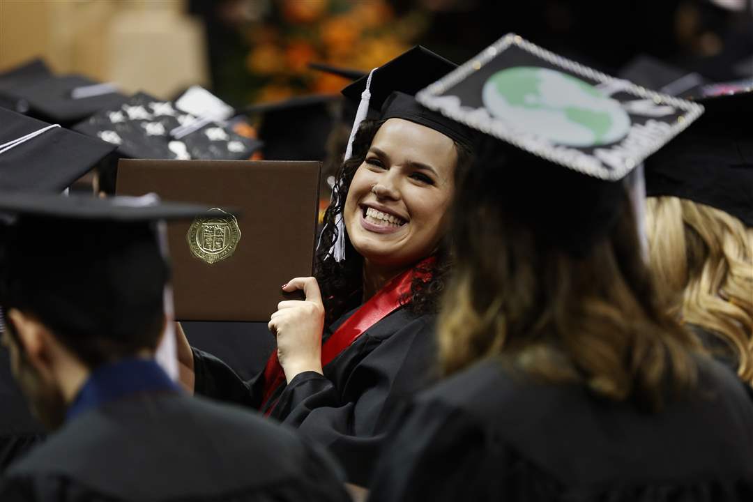 CTY-BGSUgraduation20-boleros