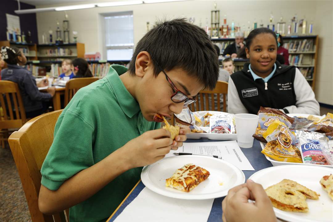 CTY-SCHOOLLUNCH09p-calzone