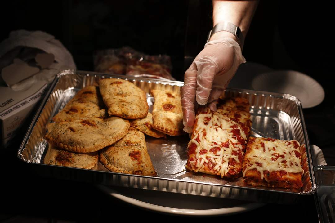 CTY-SCHOOLLUNCH09p-pizza