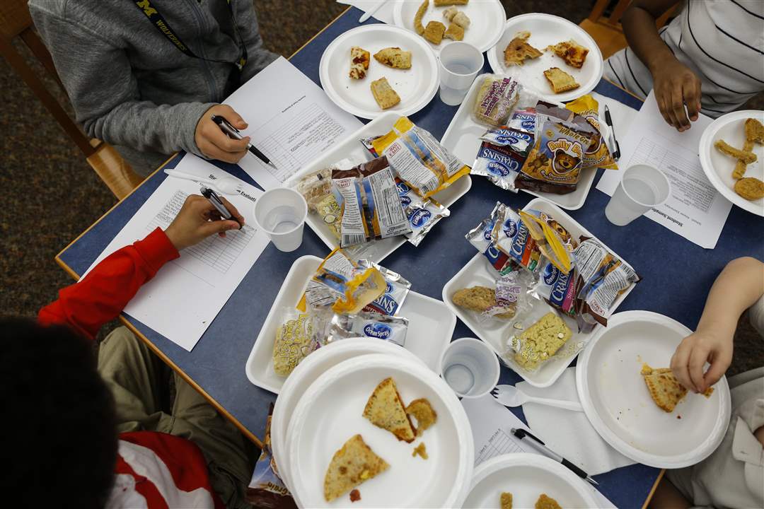 CTY-SCHOOLLUNCH09p-students