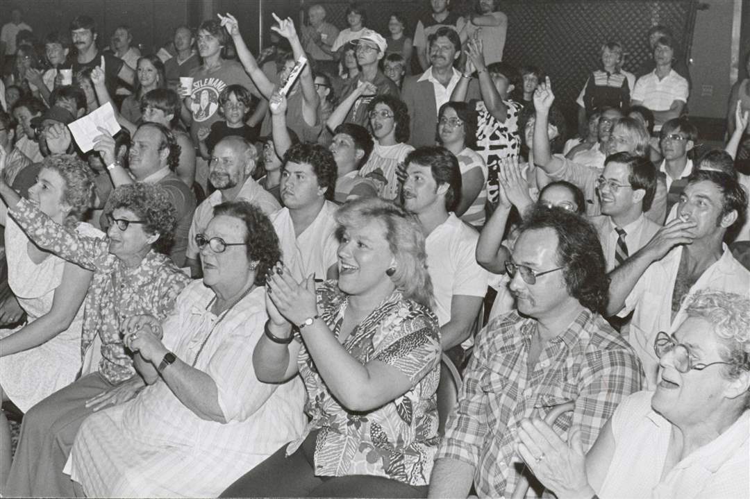 FEA-toledo-wrestlingvProfessional-wrestling-crowd