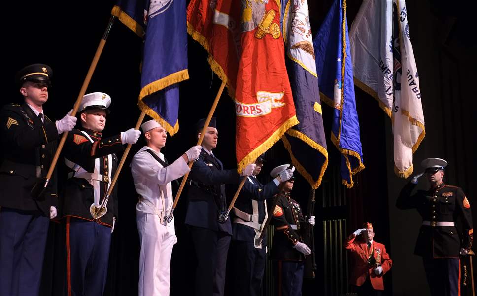 Military enlistees receive salute from community - The Blade