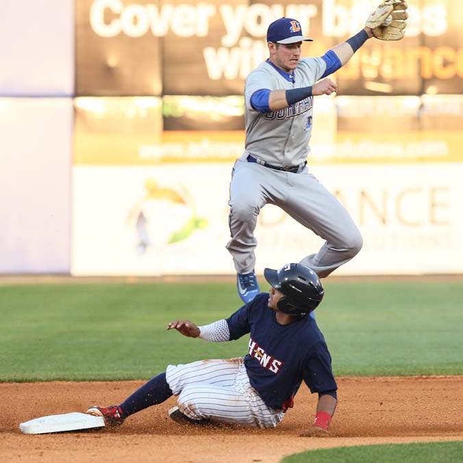 SPT-Hens25p-Machado-steals-second-base