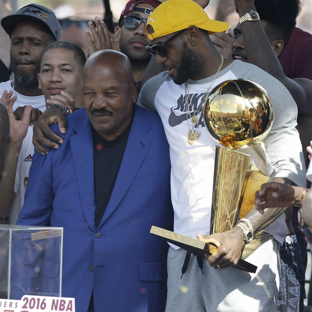 Cavaliers-Parade-Basketball-Jim-Brown