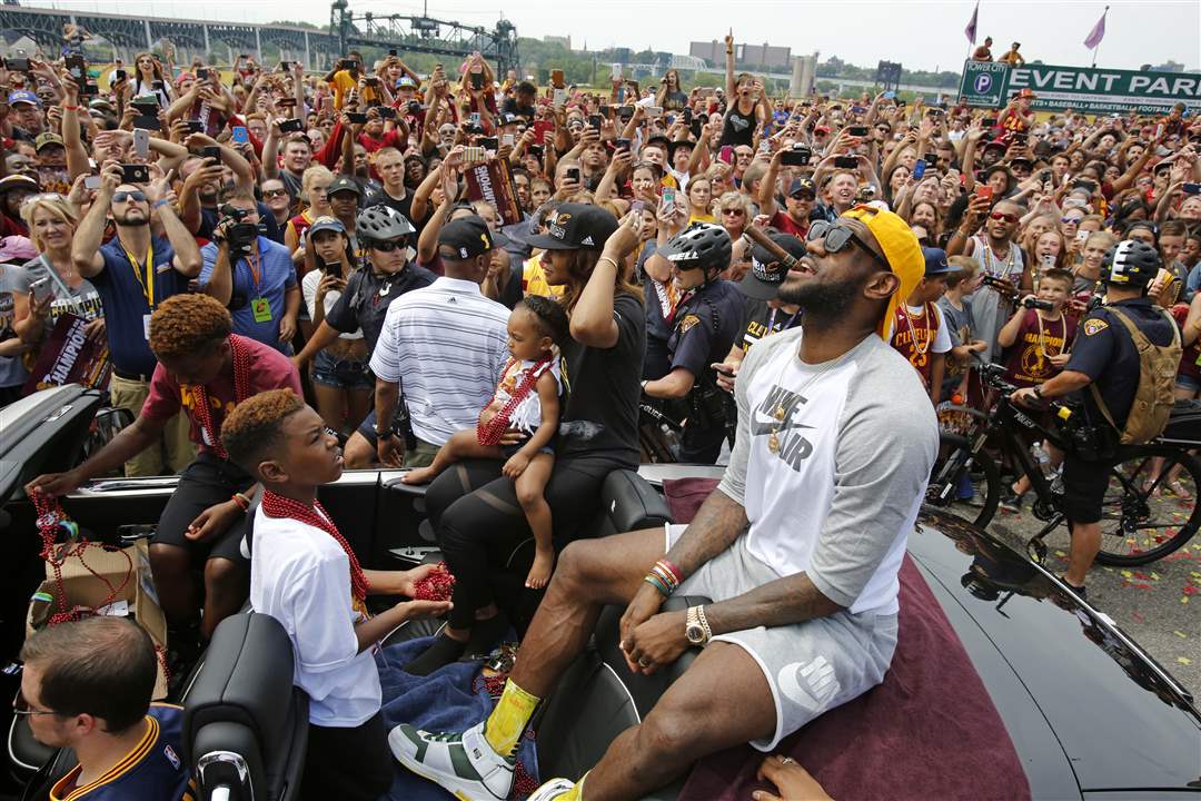 Cavaliers-Parade-Lebron-car