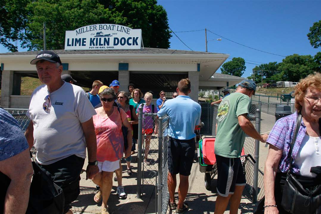 FERRIESxx-Passengers-walk-through-the-Lime-Kiln-Dock-gates